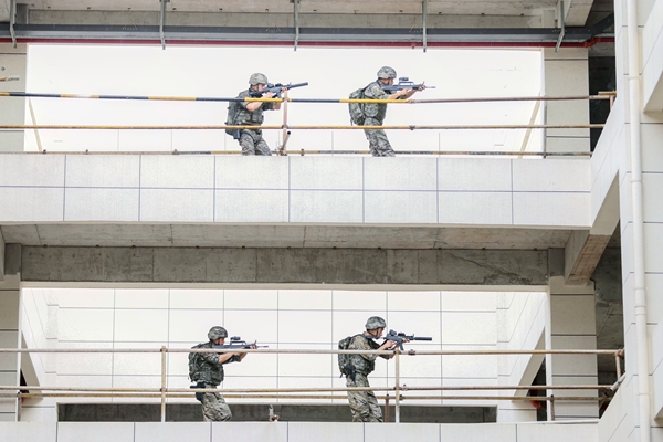 武警官兵進行搜索。馬振攝