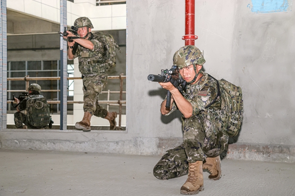 武警官兵進行搜索。馬振攝