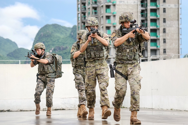 武警官兵在樓頂搜剿“殘敵”。馬振攝