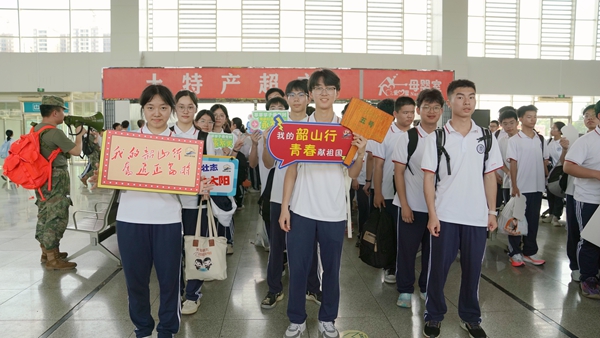 研學學子在候車室合影。盧穗萍攝