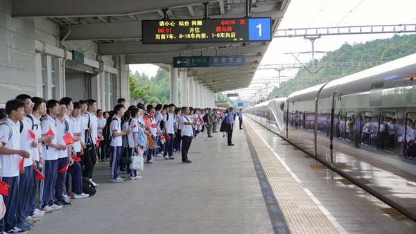 研學學子在站台列隊等待列車進站。盧穗萍攝