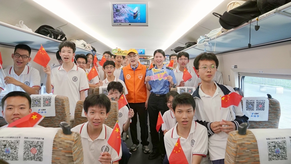 研學學子與工作人員在車廂合影。盧穗萍攝