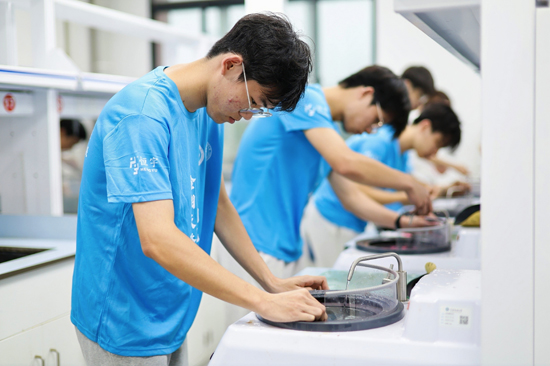 选手打磨样品。广西民族大学材料与环境学院供图