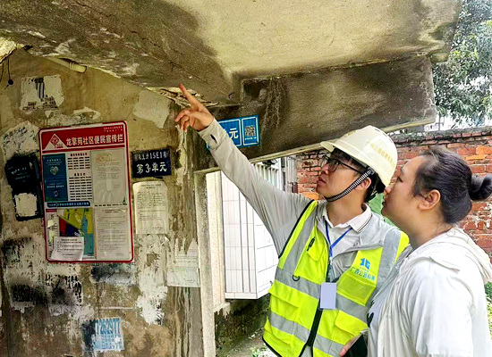 技術人員在排查房屋安全隱患。劉庄攝
