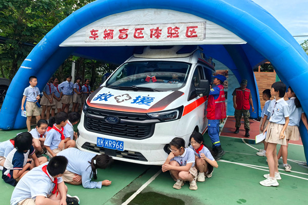 學生通過車輛盲區實景體驗，學習交通安全知識。