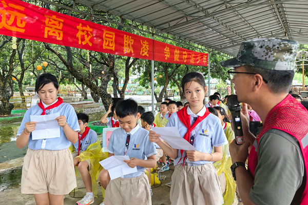 在研學活動中，學生接受預防未成年人犯罪教育。