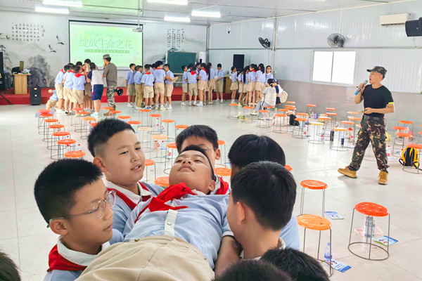 在生命教育研學活動中，學生體驗托舉生命互動游戲。