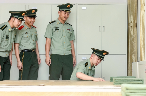 參訓官兵在憑祥中隊參觀內務設置。唐明洋攝