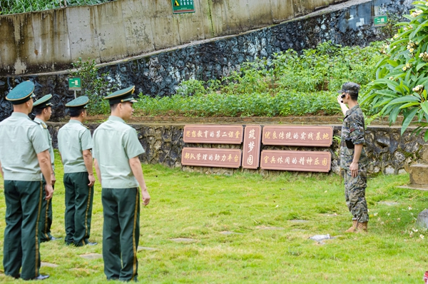 參訓官兵在憑祥中隊參觀特色育人載體“筑夢園”。唐明洋攝