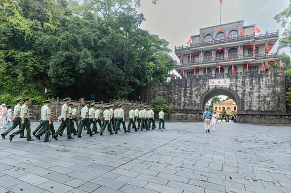 參訓官兵在憑祥市友誼關參觀見學。唐明洋攝
