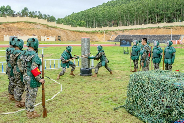 教練員在進行“刺殺”教學。