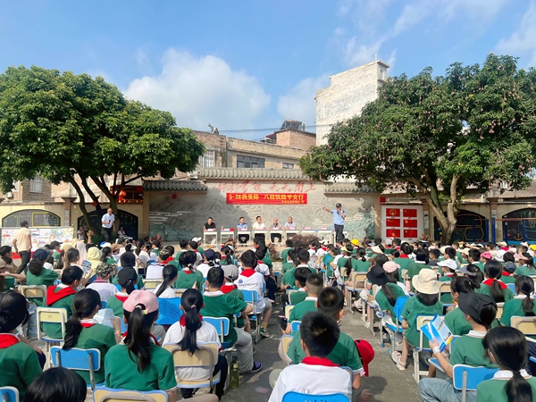 圖為：現場宣傳小分隊為師生們講解愛路護路知識。.jpg