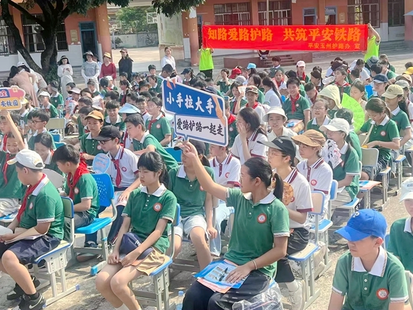 圖為：師生們正在搶答愛路護路宣傳知識。（呂路梅）.jpg