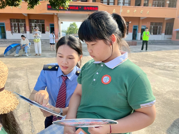 圖為：該段宣傳小分隊正在與學生們講解愛路護路知識。（呂路梅）.jpg