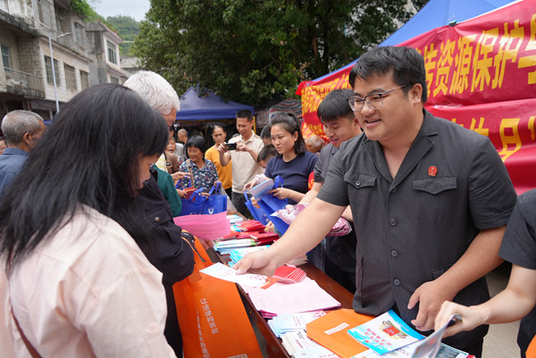德保县人民法院 、德保县司法局到敬德镇歌圩节开展民法典普法宣传活动。梁红欢摄