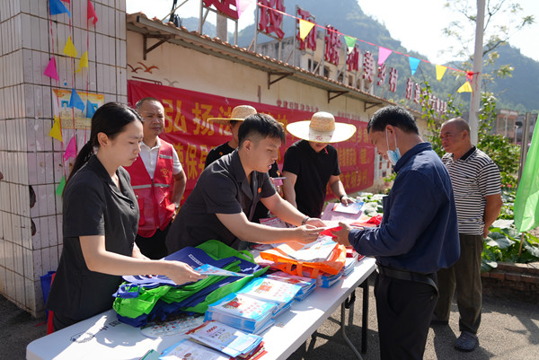 德保法院干警到德保县马隘镇古寿村歌圩节，开展民法典普法宣传活动。梁红欢摄