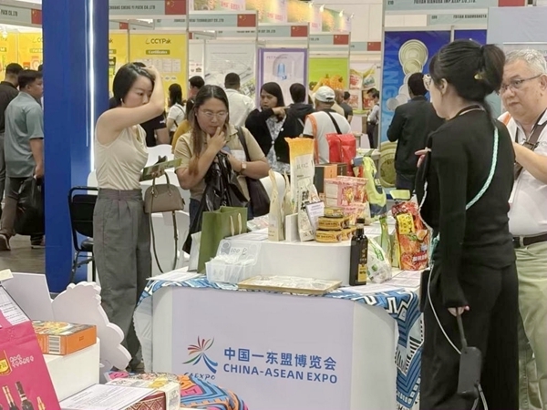 观众现场咨询了解中国好物。主办方供图