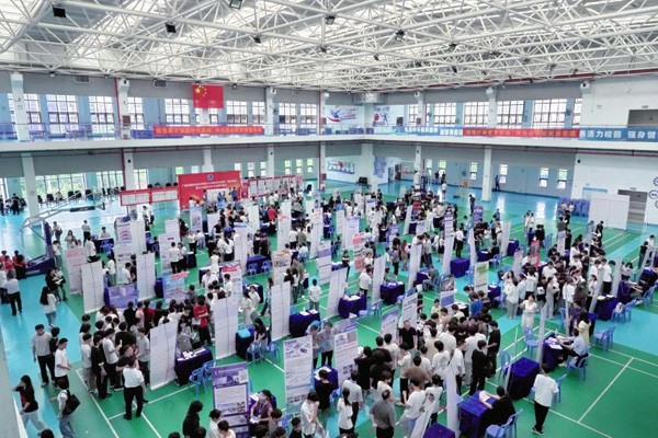 双选会现场。广西信息职业技术学院供图
