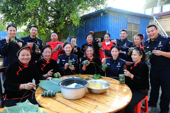 民警与群众一起包粽子
