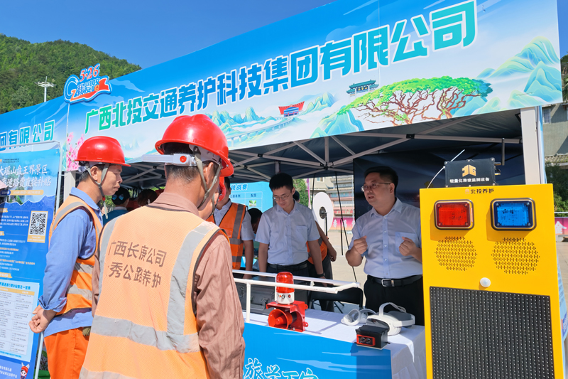 現場群眾了解體驗公路養護相關產品設備。唐賢斌攝