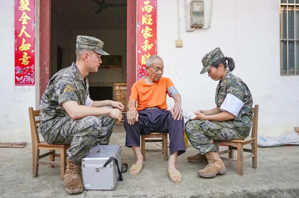 衛生員給老人測量血壓。穆萬瓊攝