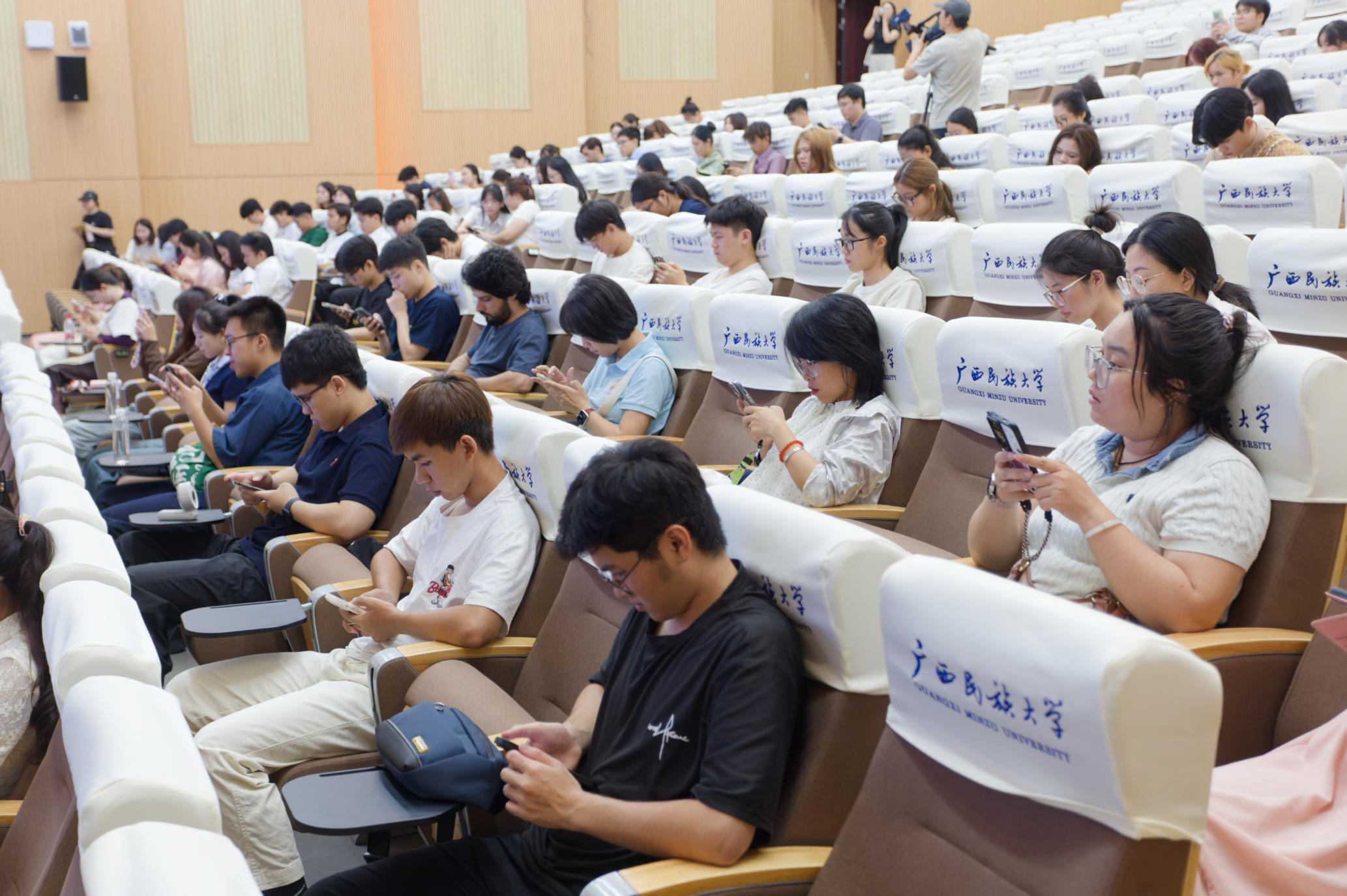 学生们参加线上初赛。黄济程摄