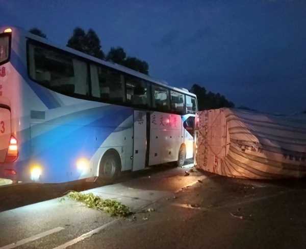 工作人员救援故障大巴车。