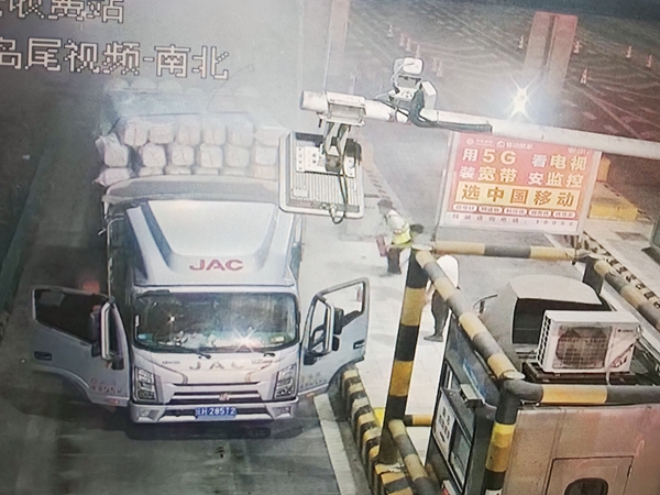 20分钟化解车辆自燃险情。