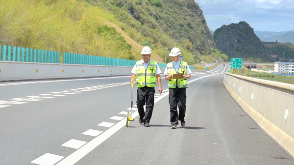 工作人员加强道路巡查。