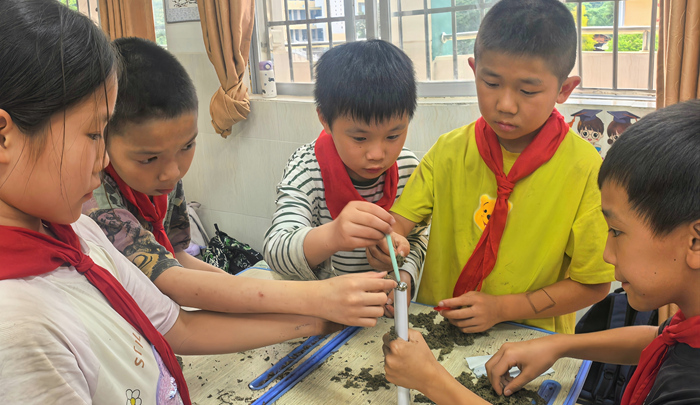 学生制作艾条。中国联通广西分公司供图