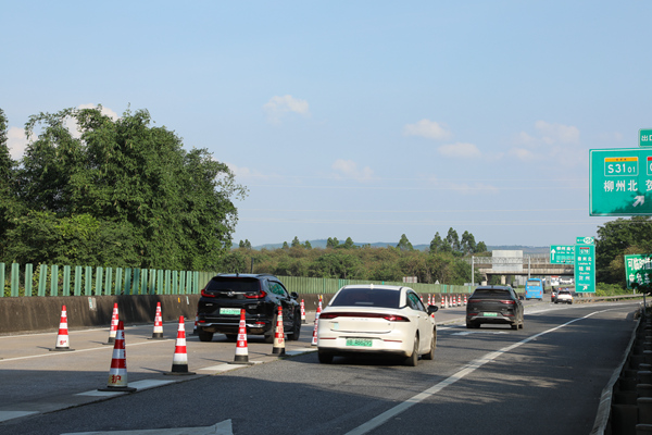S3101柳州绕城高速柳江至太阳村路段恢复半幅双向通车