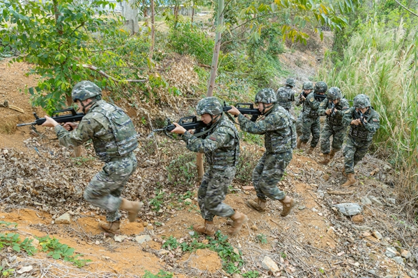 武警官兵在進行小組戰術搜索。