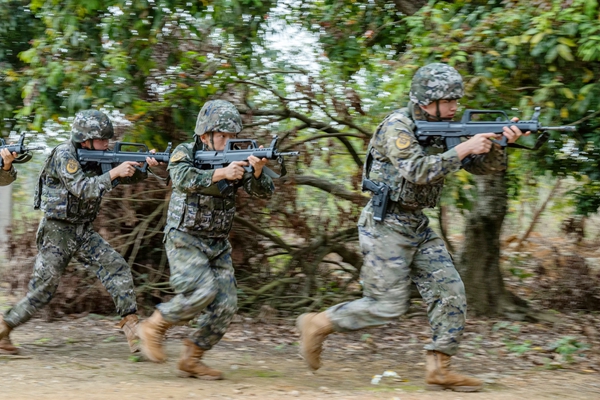 武警官兵在快速追擊目標。