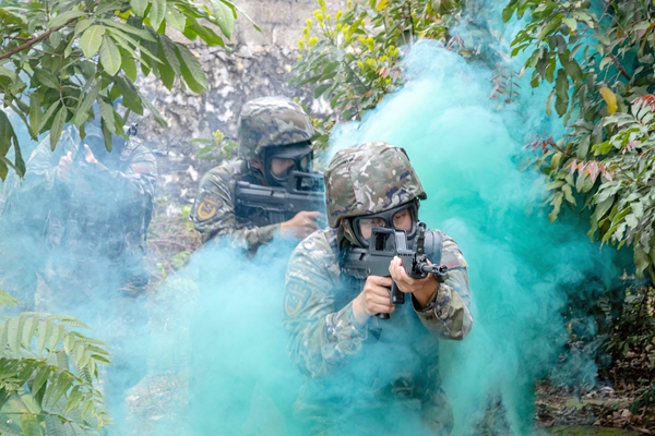 武警官兵穿越毒區搜索目標。
