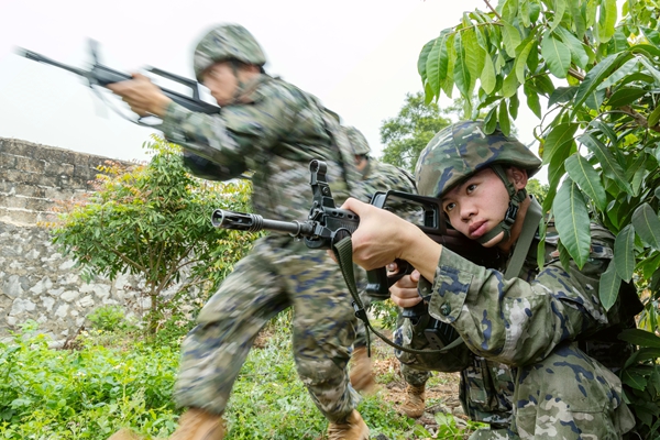 武警官兵在交替掩護追擊目標。
