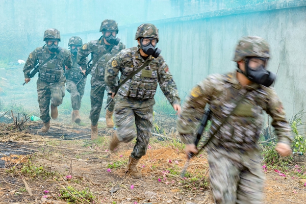 武警官兵在快速穿越毒區。