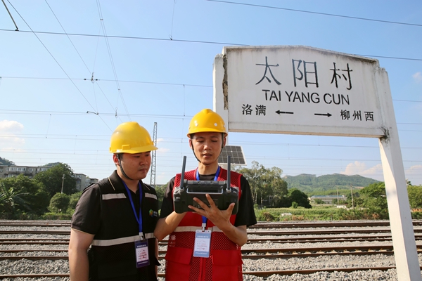 图为柳州供电段数智工区职工正在操作无人机。黄苇摄
