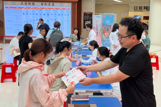 发放民法典宣传手册