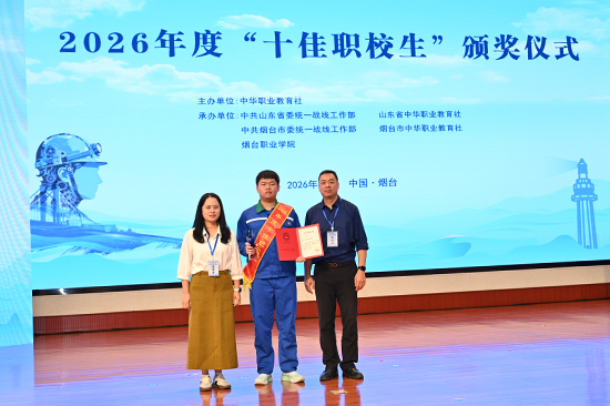 学校师生合影。杨骏摄