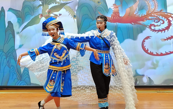 南宁市华衡小学《百鸟衣》表演现场。韦静摄