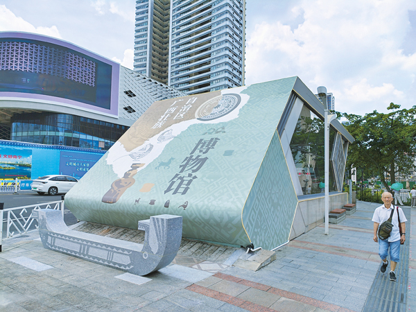 南宁地铁1号线民族广场站B出入口毗邻广西博物馆，新喷绘和添加博物馆元素。记者刘增璇摄