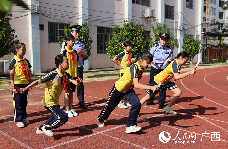 “無毒接力跑”趣味體育活動現場