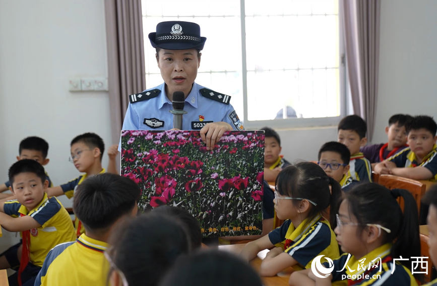 民警在禁毒普法小課堂給學生宣傳禁毒知識