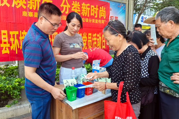 群众参与趣味互动游戏。