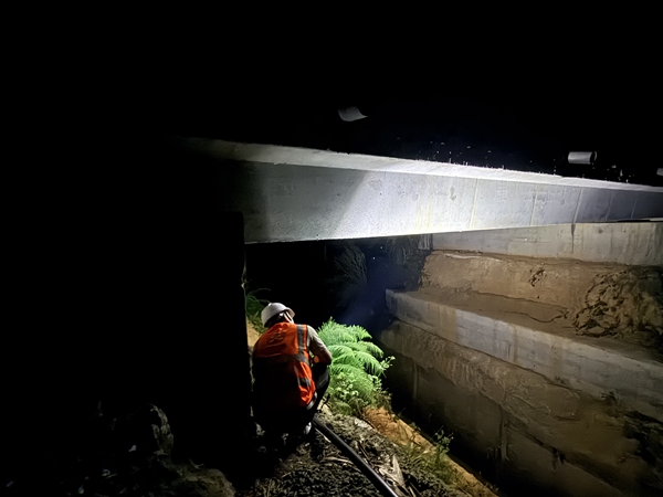 柳州城区公路养护中心工作人员排查震后辖区公路桥梁情况现场