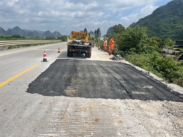 柳州城区公路养护中心工作人员修复省道210线K117+950处路段现场