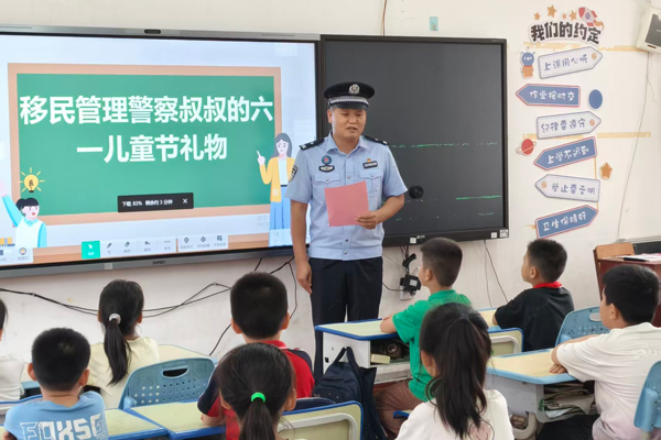 雷平站民警向小朋友们讲解安全教育“防溺水”知识。