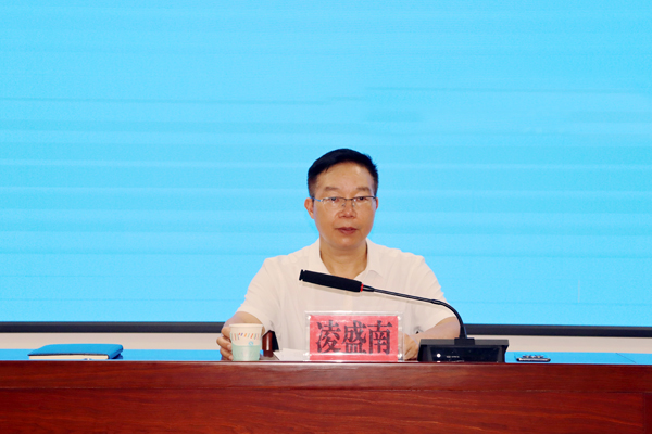 凌盛南参加开班仪式并讲话。韦致锋摄