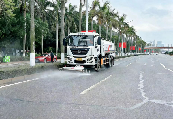 港口區環衛站在北部灣大道進行道路洒水。港口區融媒體中心供圖