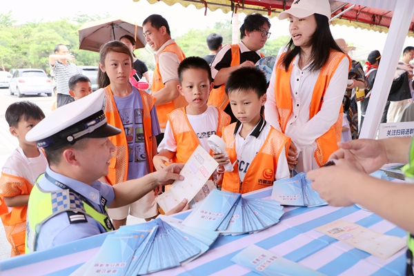 轄區交警現場向參加活動的小朋友普及安全乘車知識周衛東攝